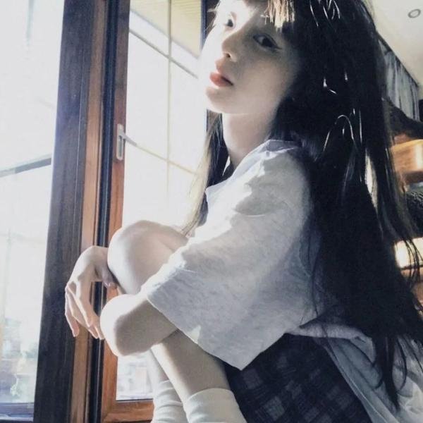 草莓月亮海报